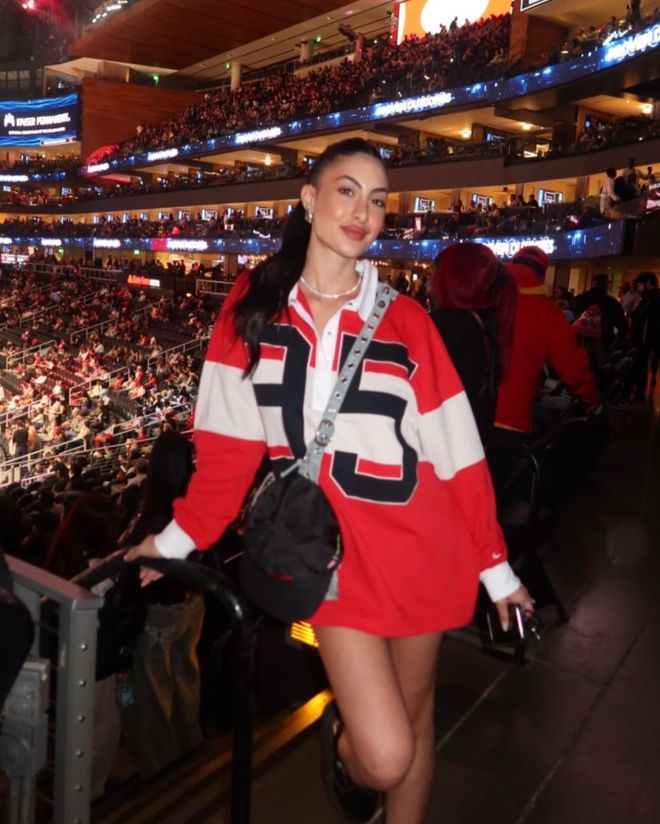 老鹰美女球迷观战 颜值身材俱佳！主队豪取5连胜领先雄鹿5个胜场