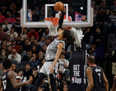 马刺吹飞火箭：文班亚马的控制范围