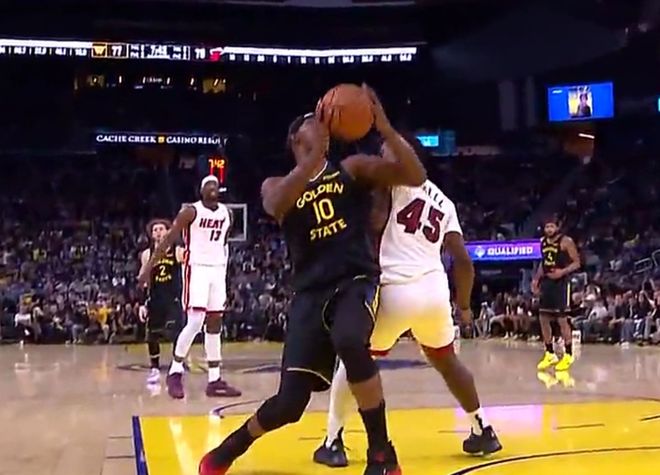 噩梦！巴特勒膝盖扭伤，被队友搀扶回更衣室，退场露微笑真硬汉！