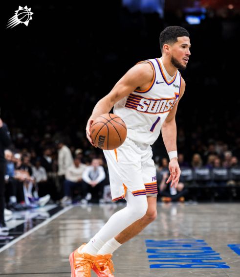 布克24+4+4，狄龙6记三分落选秀全能战士，太阳力克篮网施压湖人