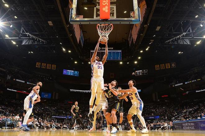 库里受伤缺阵 勇士94-113不敌费城76人