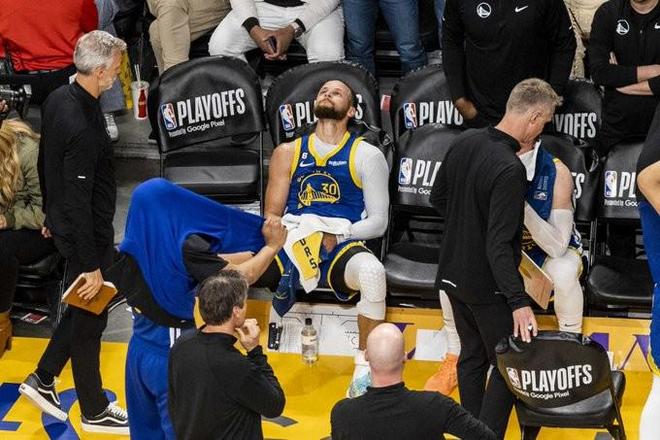 提前被换下，库里16中6得16分3板3助1断，正负值-25全场第二低