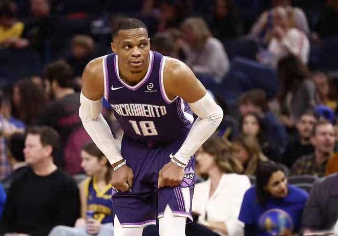 国王垫底了，威少却还在打，他用17分换来了27000分里程碑