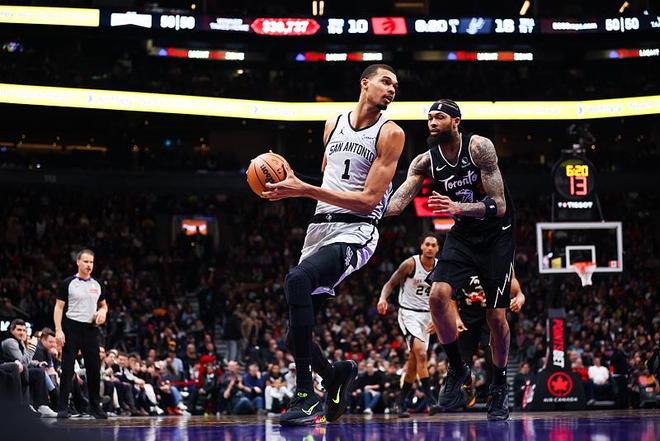 马刺逆转双杀猛龙豪取10连胜 文班12+8+5帽莺歌20+11丢绝平球