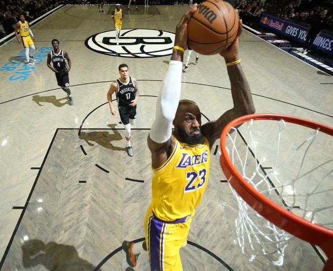 湖人16分大胜篮网！里夫斯复出三巨合砍64分 詹姆斯25+7各种暴扣