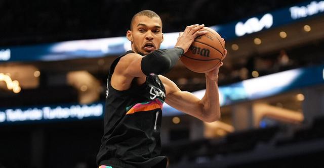 米奇：文班愿意为了赢球倾其所有 外界对他的期待已经近乎苛刻