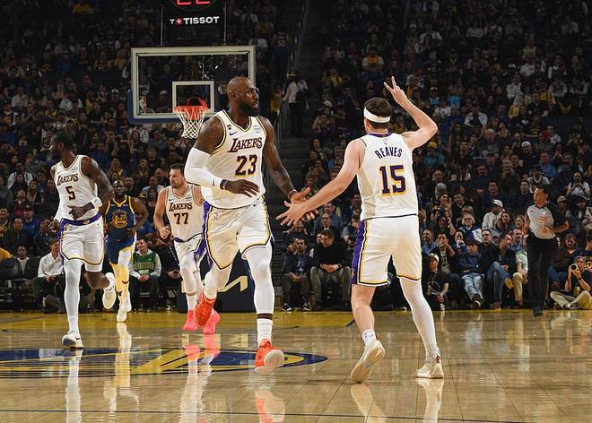 湖人大胜勇士获3喜讯！老詹22+7+9成历史首人 东契奇生日夜破纪录