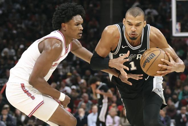 3胜1负 马刺4人20+大胜火箭！文班29+8+4帽 KD尽力了申京该被交易