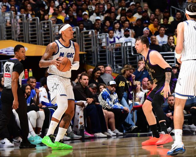 NBA｜克尼佩尔创最快200记三分，哈登又添“最老纪录”