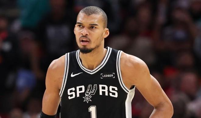 杜兰特：文班亚马的跳投更厉害了，他未来生涯会一直被夹击