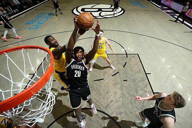 惨败中的最大亮点！篮网替补中锋简直是打爆了湖人内线？