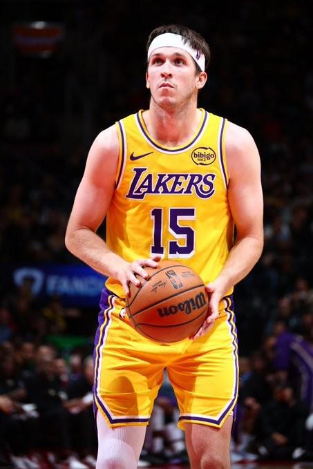 已成巨星，里夫斯成为湖人队史第七位单场砍至少40分10助球员