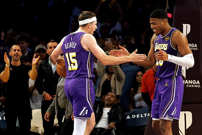 进攻端的作用太突出了，湖人还是应该让锋线大将赶紧回归先发？