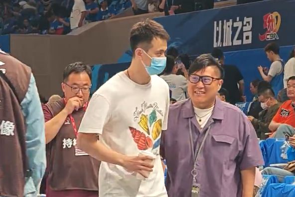 热度拉满！赵继伟和郑海霞来到北京主场观战总决赛G6
