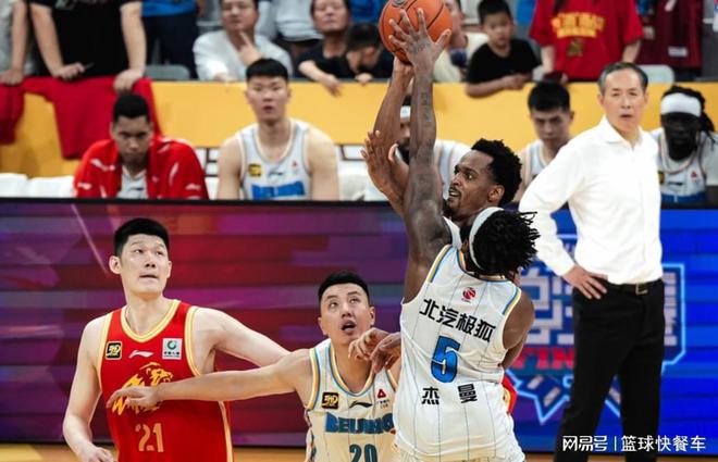CBA总决赛G6战哨子又变了？中国裁判被抛弃：辽篮最怕的裁判空降