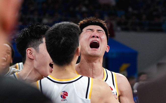 16投11铁！靠队友俩三分救赎，球迷：既不想你赢，又想大秋拿冠军