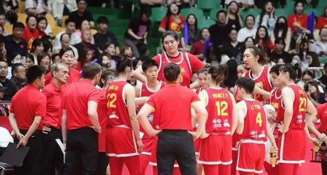 8000人来看张子宇！2米26中锋国家队首秀完美，对手主帅猛夸无敌