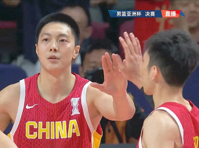 中国男篮夺取亚军！4人立功2人低迷，胡明轩大爆发，胡金秋最稳定