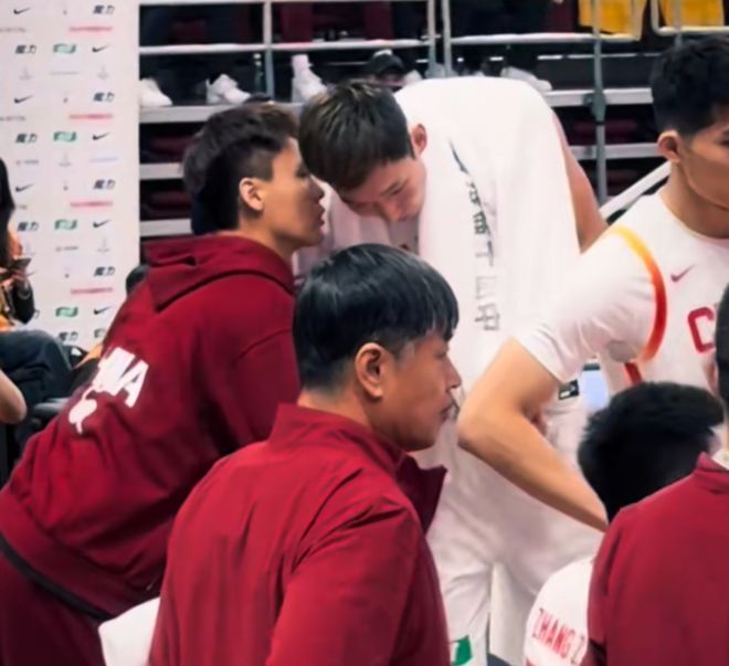 男籃落后，誰注意趙睿？沖到替補(bǔ)席，挨個(gè)給周琦等4將該支招！