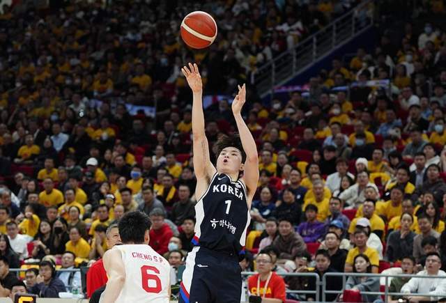 韓媒歡慶擊敗中國男籃：李賢重無愧亞洲庫里，周琦淪為韓國突破口