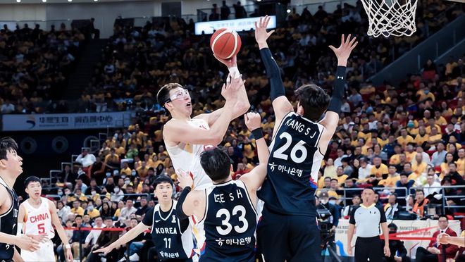 周琦已成中国男篮累赘？郭士强犹豫不决，成为了小球战术绊脚石！