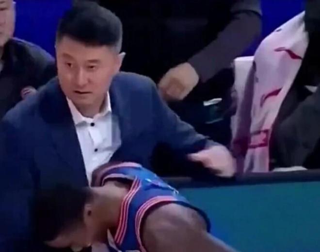 早就看上！杜锋示好萨姆纳画面曝光 球迷调侃就差拉回广东替补席