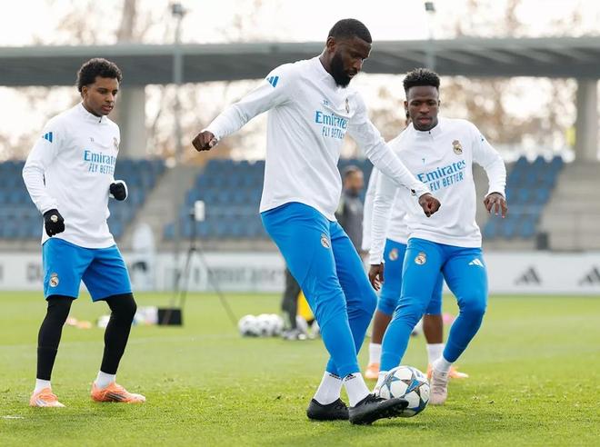 皇马官方：完成欧冠前最后一练，姆巴佩、卡马文加在室内训练