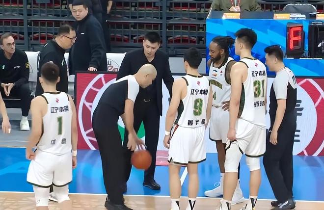 三T+1犯规被罚6球，媒体直呼看不懂，杨鸣：沉默只能换来得寸进尺