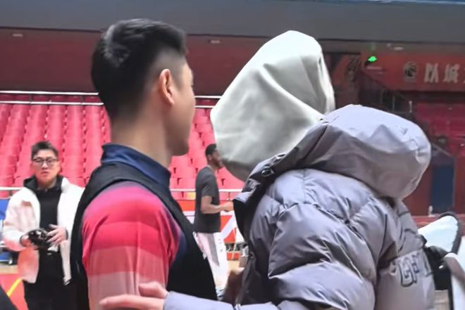 广州山东踩场！小高与艾伦叙旧+与鲍威尔PK中场三分，邱彪谈疲惫