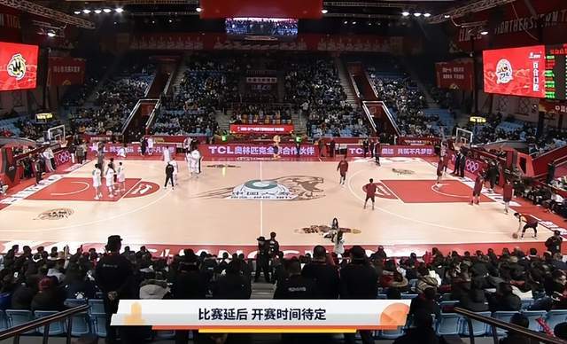 CBA出现荒诞一幕:吉林与山西比赛因地板漏水延迟开赛，球迷喊退票