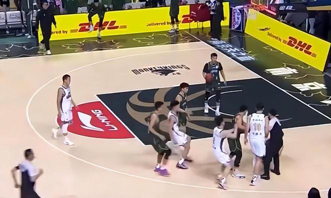 赛后主帅抹眼泪+狂输32分+遭对手欺负推搡，众人悯怜