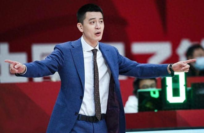 曝北控男篮接触杨鸣，媒体人直言上海男篮大短板，曾凡博恢复良好