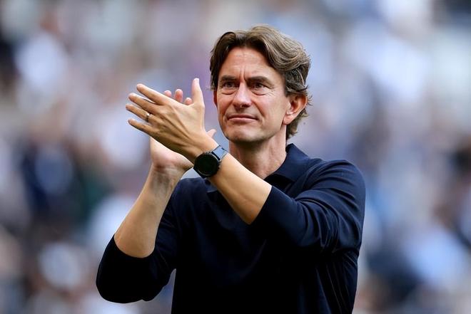 不像是职业教练？热刺排名第14战绩一泻千里，弗兰克被球迷狂喷