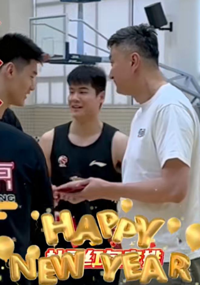 开心！朱芳雨杜锋给球员发红包，奎因、萨林杰乐开了花