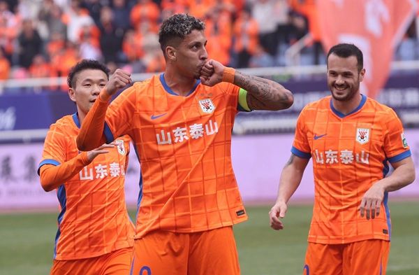 2-9溃败申花！名记热议泰山：遇大麻烦+心气没了，管理层脸都不要