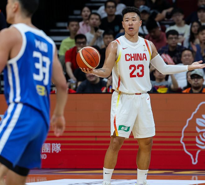 中国男篮晋级形势：逆转11分取连胜稳住前三 7月再胜一场锁出线