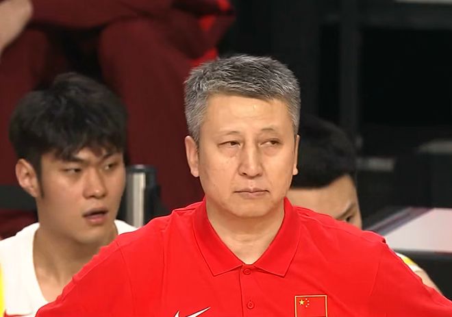 压力山大！男篮2连胜，更衣室有1人在哭泣，郭士强前来安慰