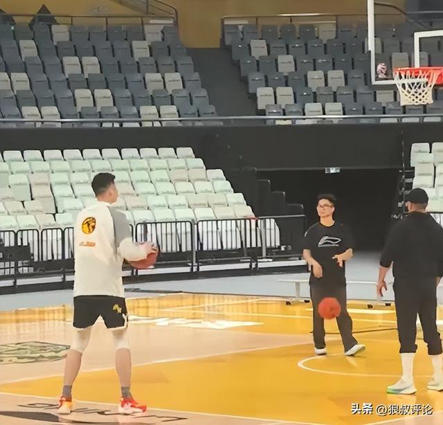 胡金秋重返俱乐部训练引热议！王博：必须强制让他休息几天