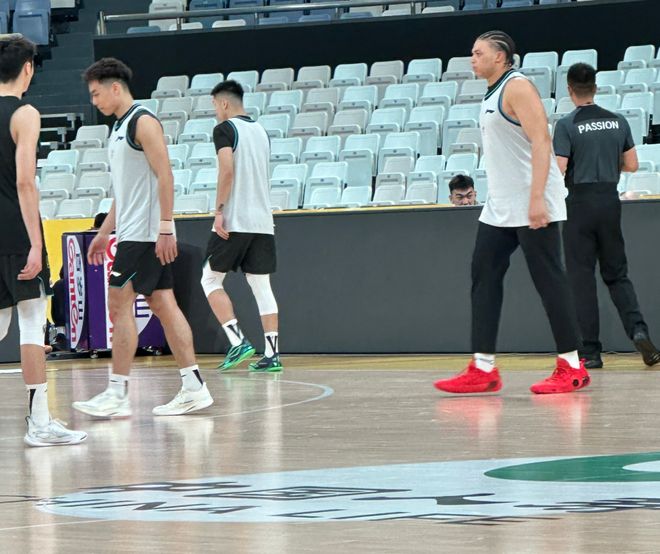 上海热身险胜广厦！李添荣复出三分6中6，白边统治篮下！