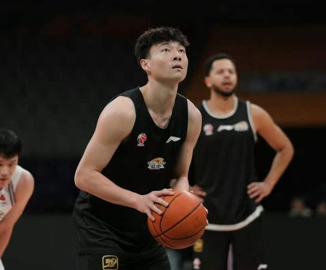 辽宁男篮9分完胜！乌戈拿到2连胜，李晓旭爆发，俞泽辰12分