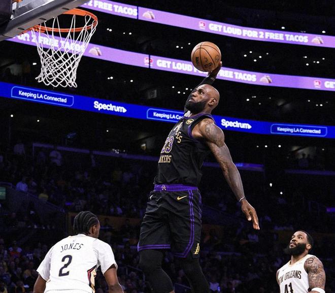 詹姆斯常规赛20+5+5场次高达966场，稳居历史第一