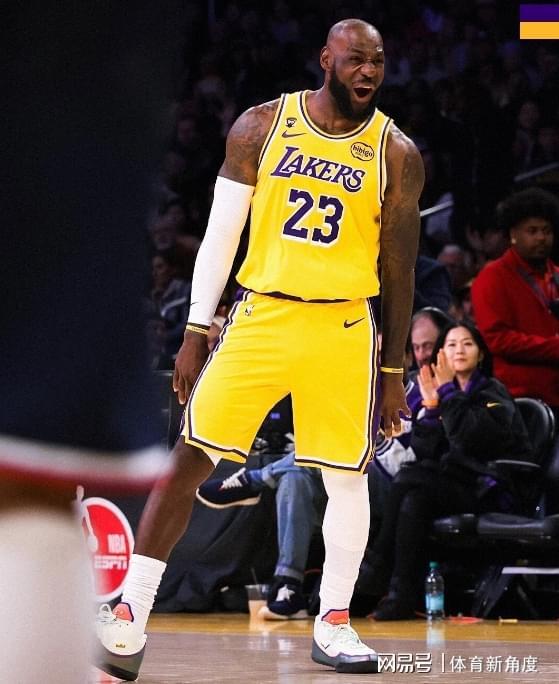 Woc！湖人捡到宝了，变阵就赢球，东契奇狂赞