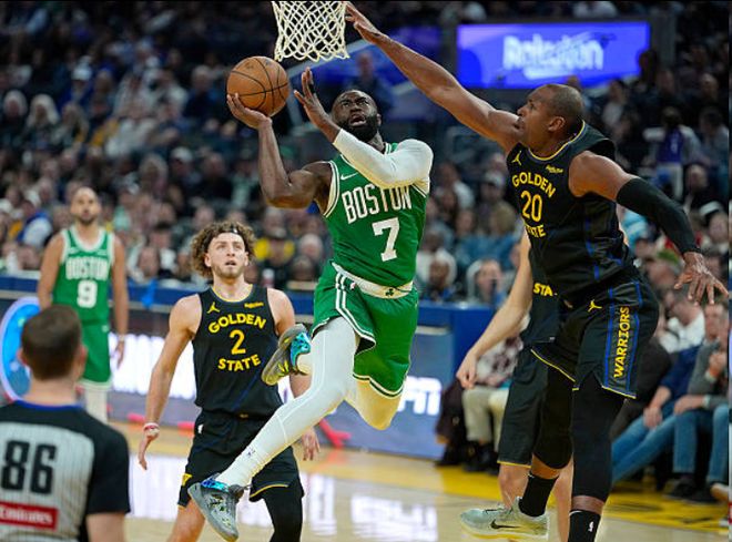 无库里勇士被凯尔特人轰64-33高潮主场输球！末节沦为垃圾时间