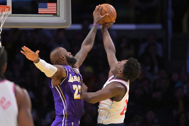 詹姆斯自律、为队友着想，脚踏实地，强调防守，特别谦逊！