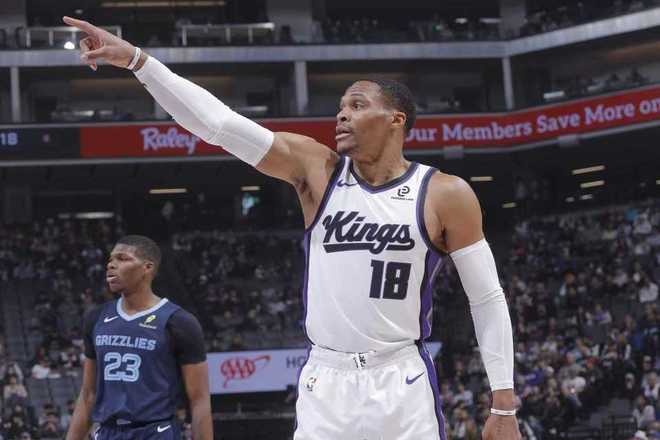 威少10中1国王遭灰熊双杀 周志豪32+17+5帽创生涯新高