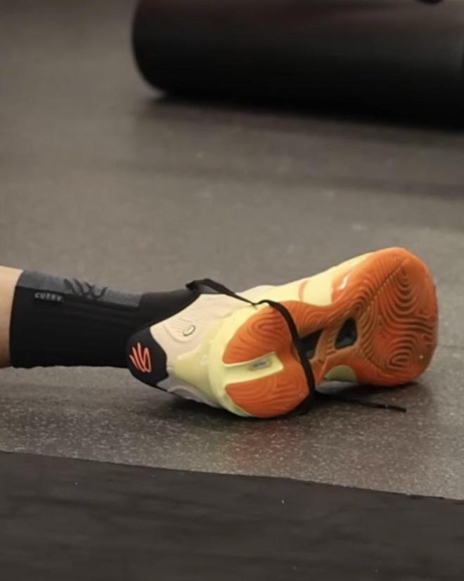 NBA巨星库里“乱穿鞋”时代或将终结？知情人士：安踏CEO亲自出马，合作可能性高