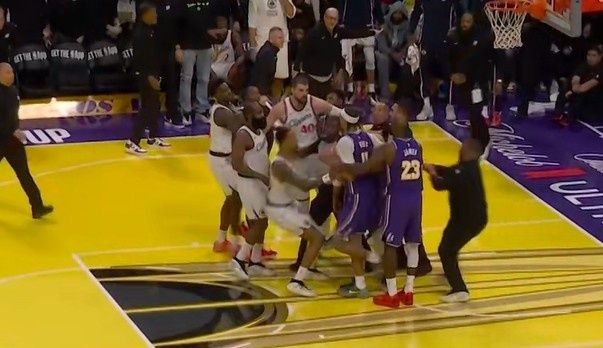 东契奇谈末节冲突：被邓恩从背后偷袭！不知为何一打快船就爆发