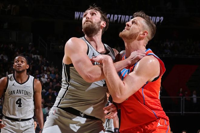 被切特打爆了，马刺内线大将回到第二阵容可能反而是件好事情？