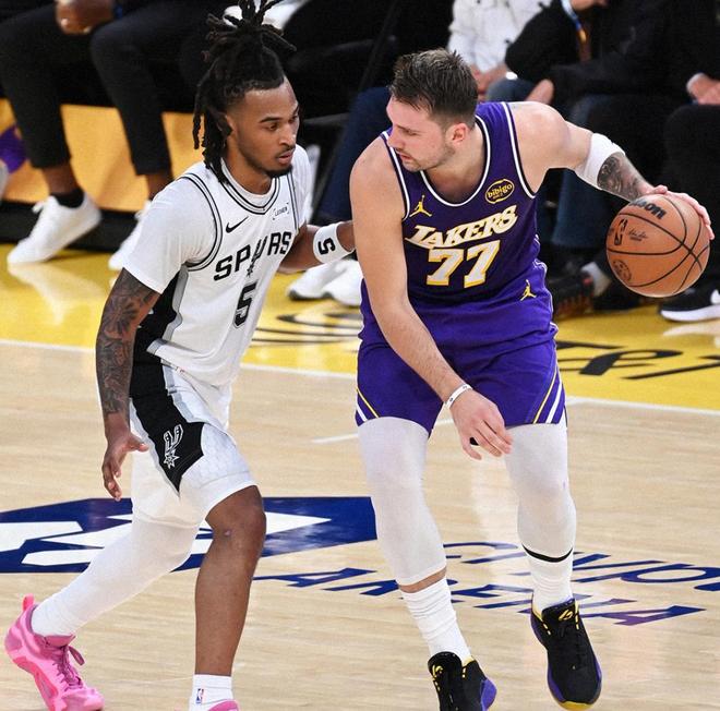 很少见！湖人119-132马刺，看数据：他是头号罪人！