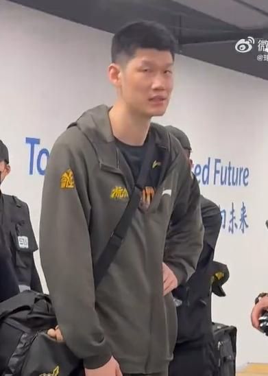 媒体人：胡金秋没有过多庆祝 因腹部受伤已缓慢离开球馆